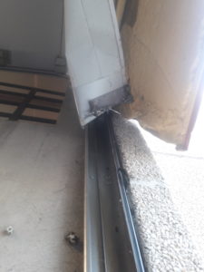 Réparer une porte de garage, panneau endommagé