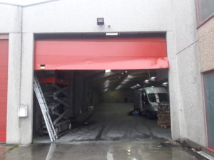 Réparer une porte de garage, panneau endommagé