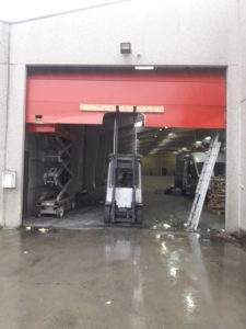 Réparer une porte de garage, panneau endommagé
