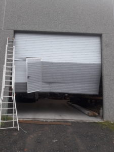 Réparer une porte de garage, panneau endommagé