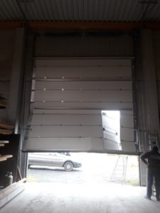 Réparer une porte de garage, panneau endommagé